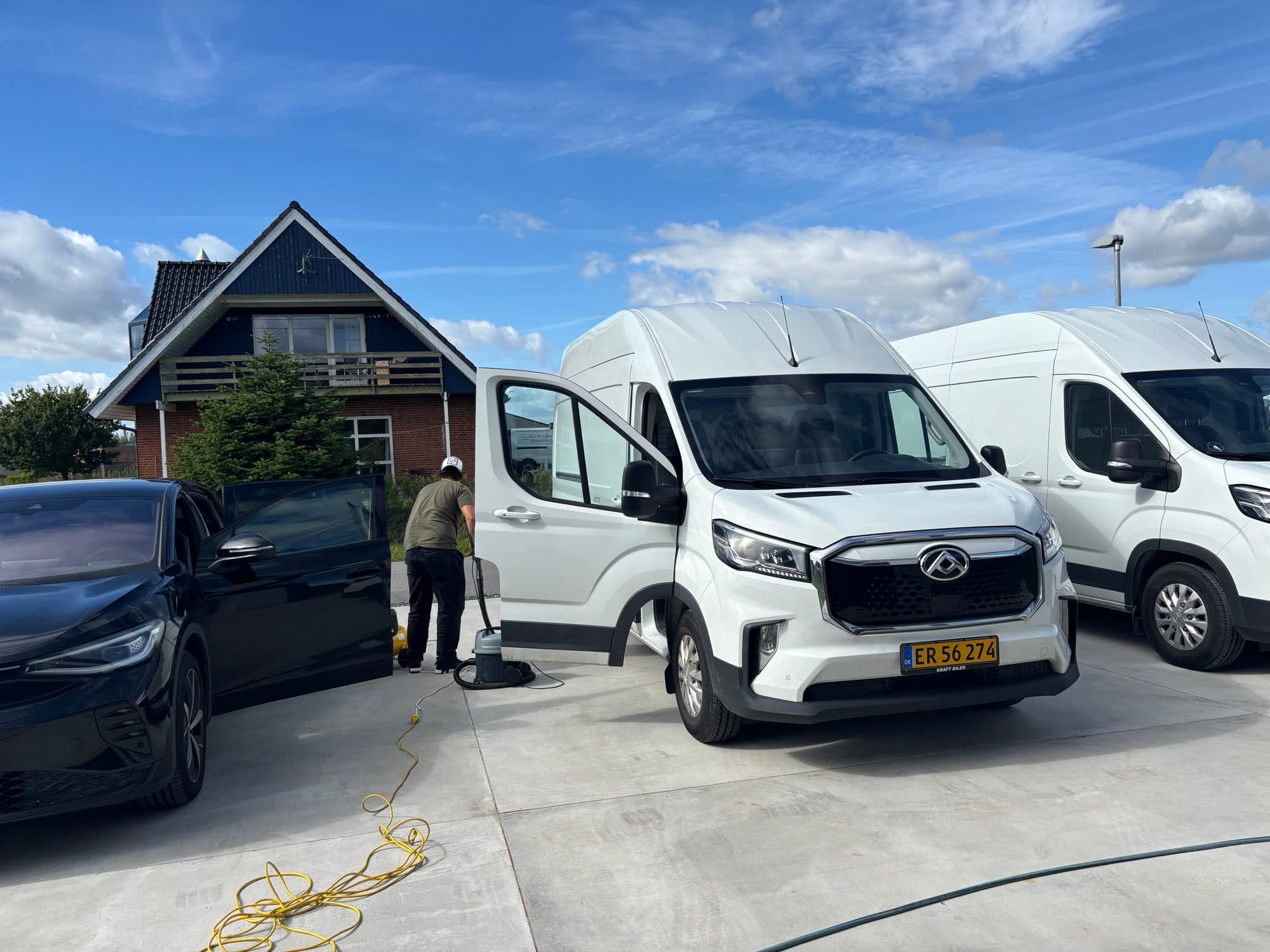 BIL SPA i gang med en bil i en indkørsel med varevognen ved siden af
